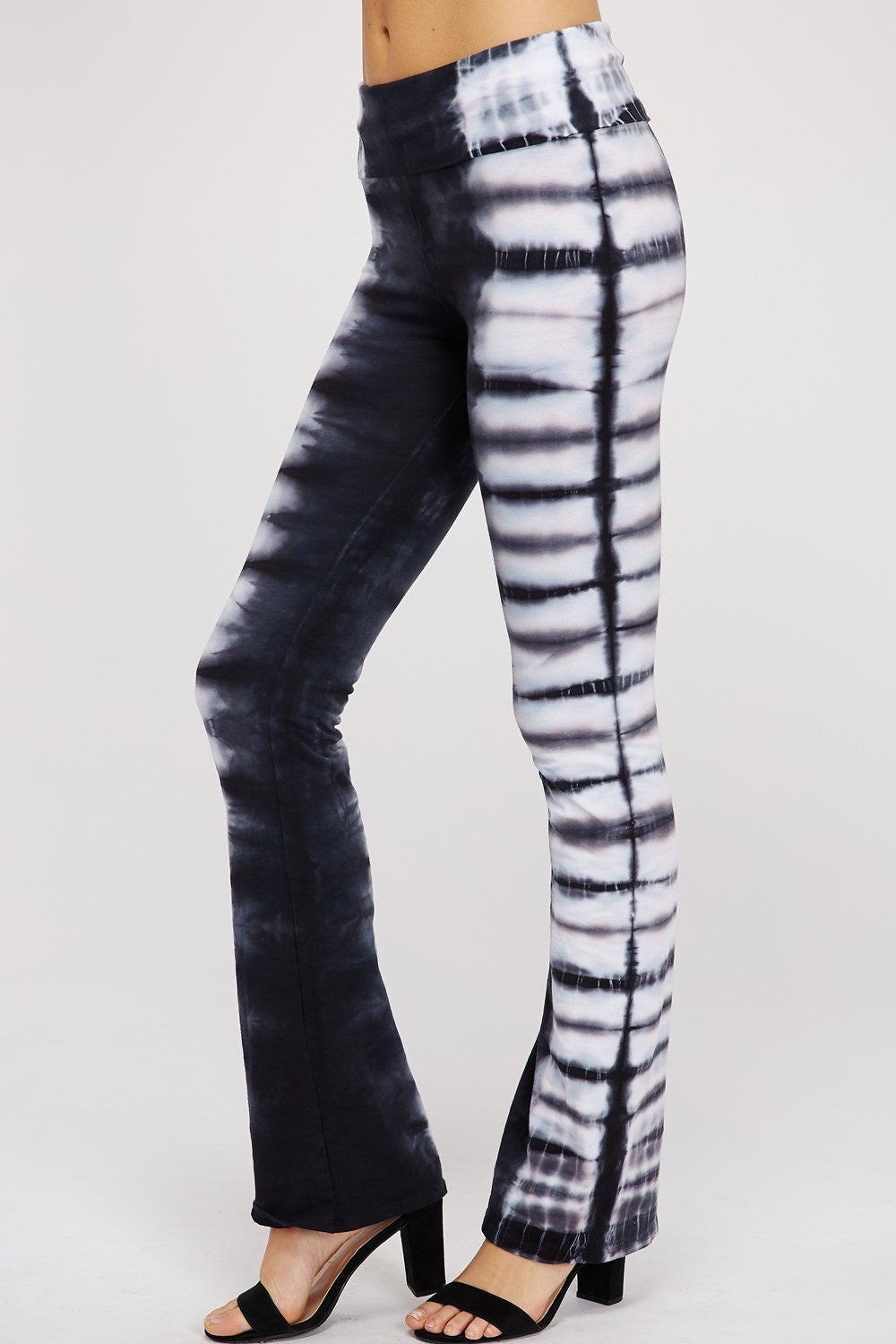 Sideways view yoga pants Black & White These yoga pants are perfect for any activity.